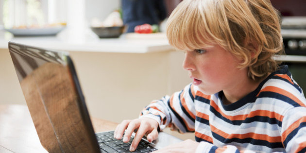 enfant écrivant à l'ordinateur