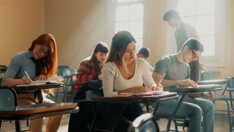 Un groupe de lycéens qui écrivent en classe