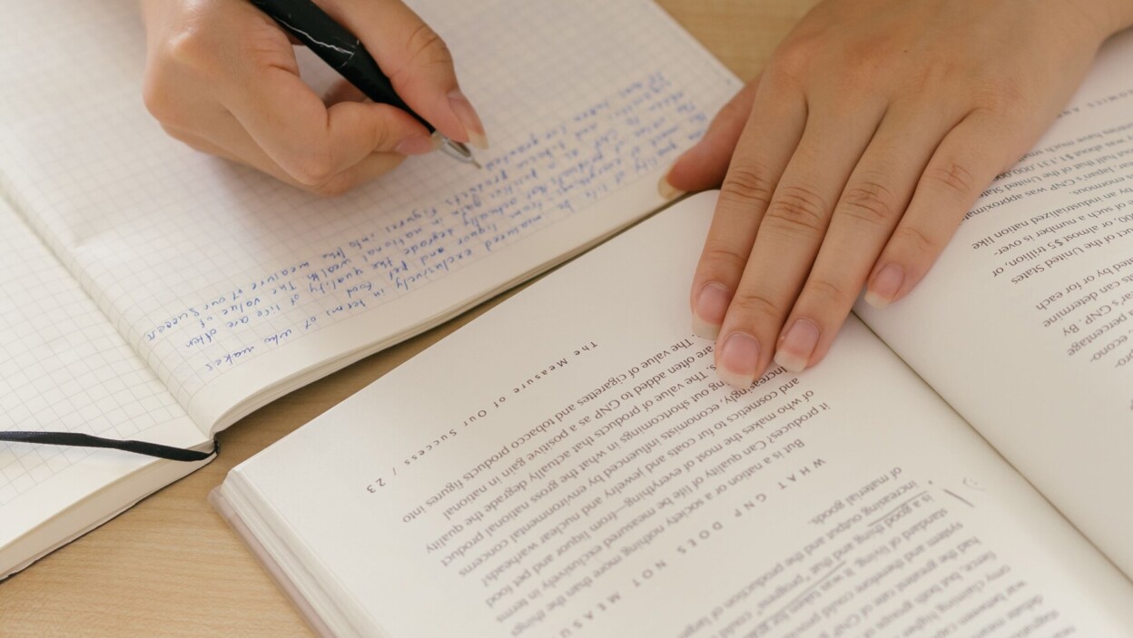 Une élève écrivant à partir de sa lecture d'une œuvre littéraire