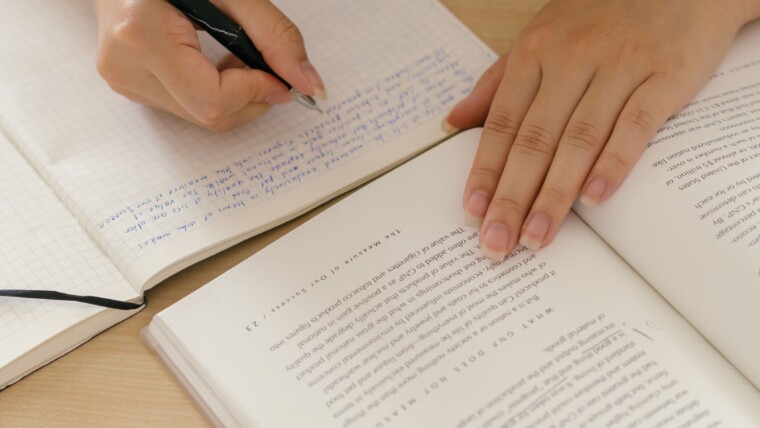 Une élève écrivant à partir de sa lecture d'une œuvre littéraire