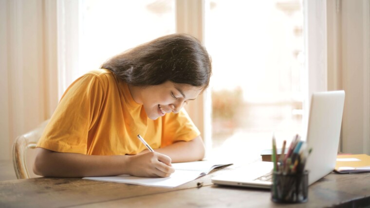 Une élève de 4e retrouvant le plaisir d'écrire en classe