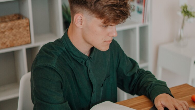 Un élèv de terminale rédigeant sa lettre de motivation Parcoursup