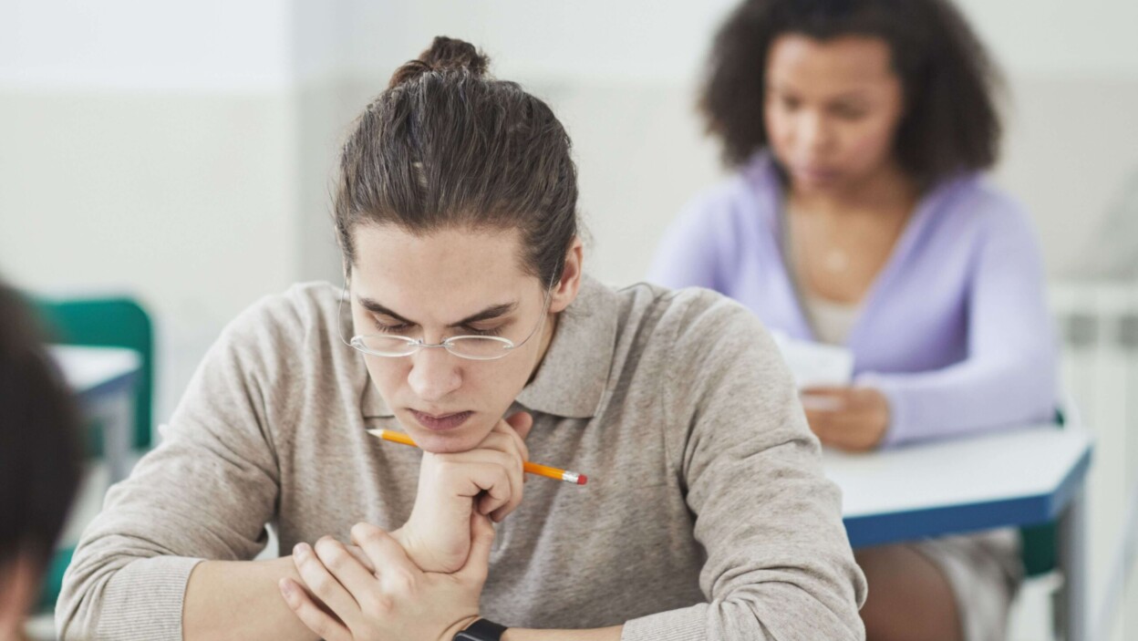 Un élève de première dans la préparation des écrits du bac de français