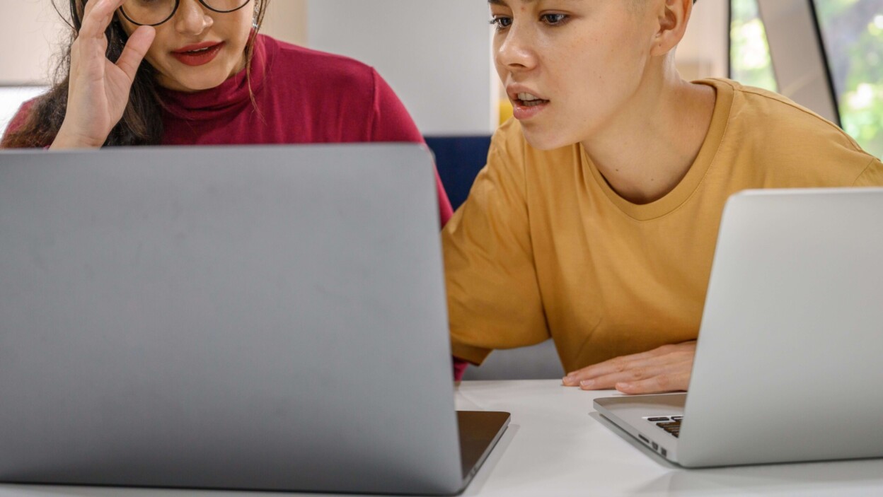 Trois lycéen·ne·s travaillent ensemble autour d'un ordinateur sur leur projet de concours